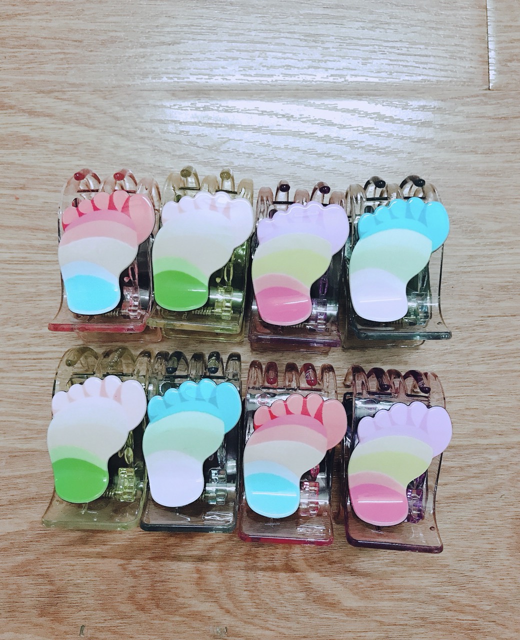 Kẹp tóc càng cua trong suốt hình bàn chân sắc màu - phukienteen