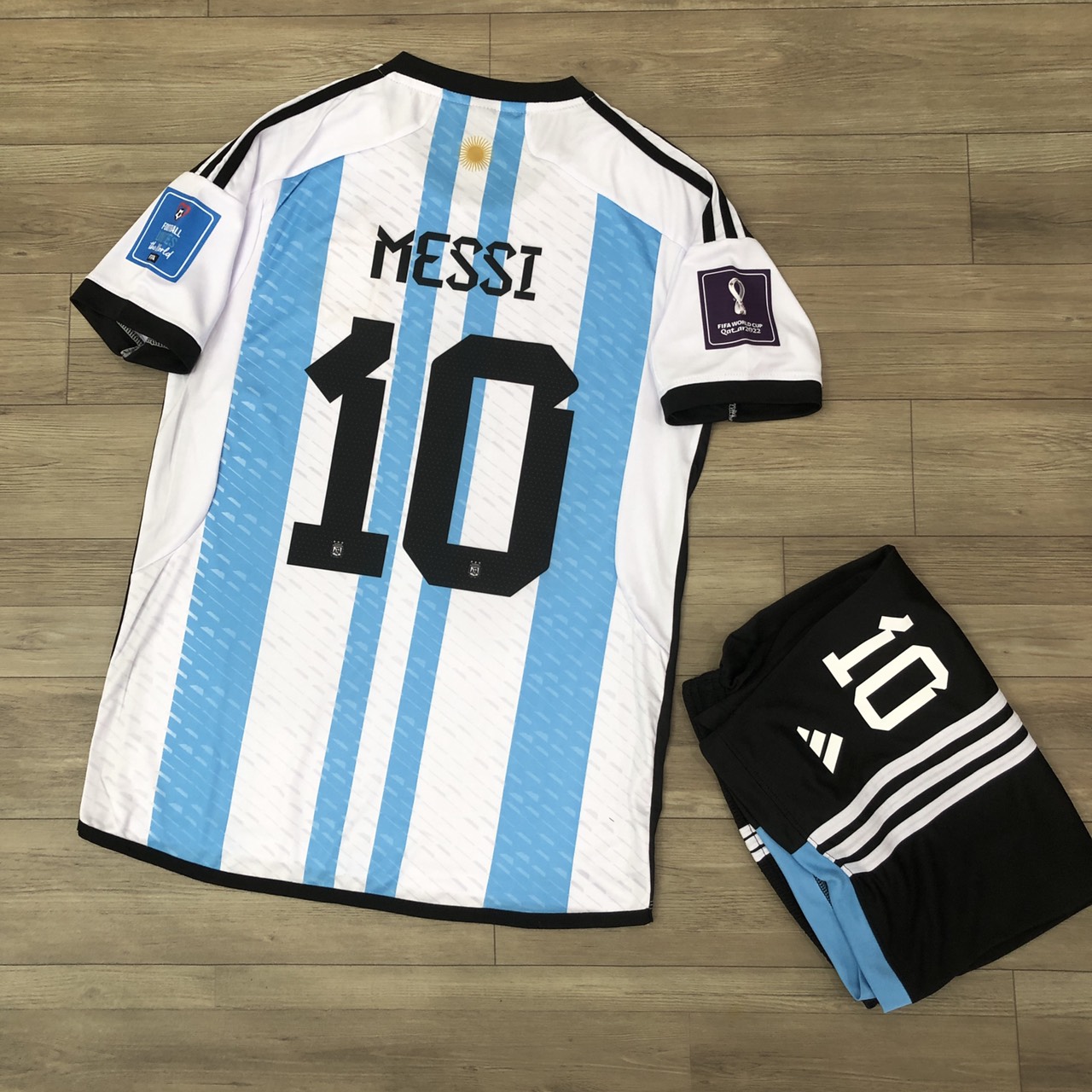 Bộ quần áo đá banh in tên MESSI Argentina sân nhà WC2022 update 3sao mới nhất