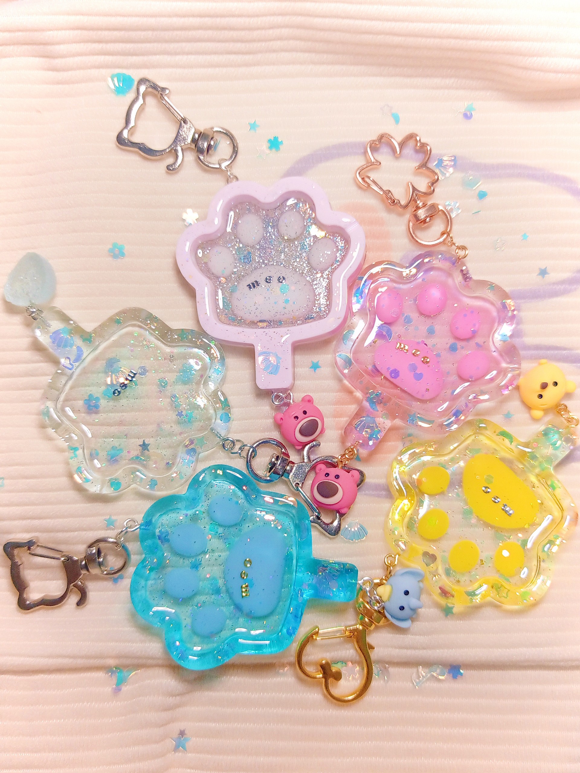 Móc khóa resin tay mèo handmade