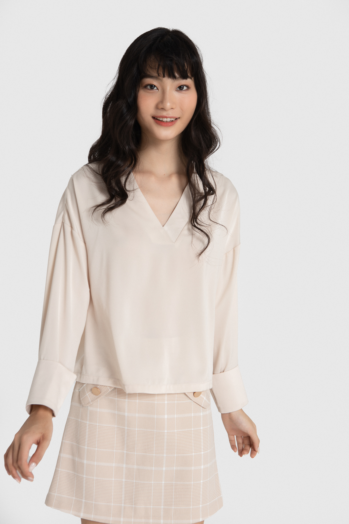 Áo Maybi suông lụa nhung kem cổ V kiểu