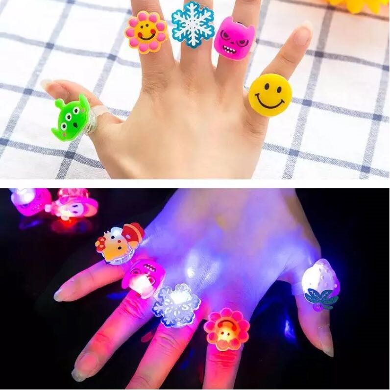 Sét 5 Chiếc Nhẫn Đồ Chơi Có Đèn Phát Sáng Cho Bé