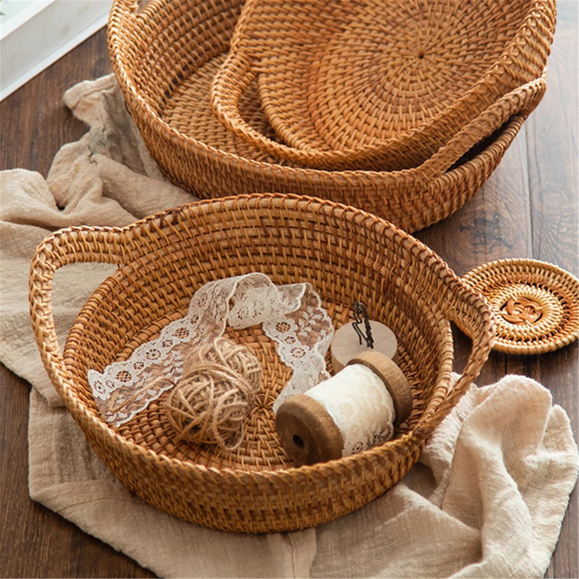 Rattan basket with handle for dining