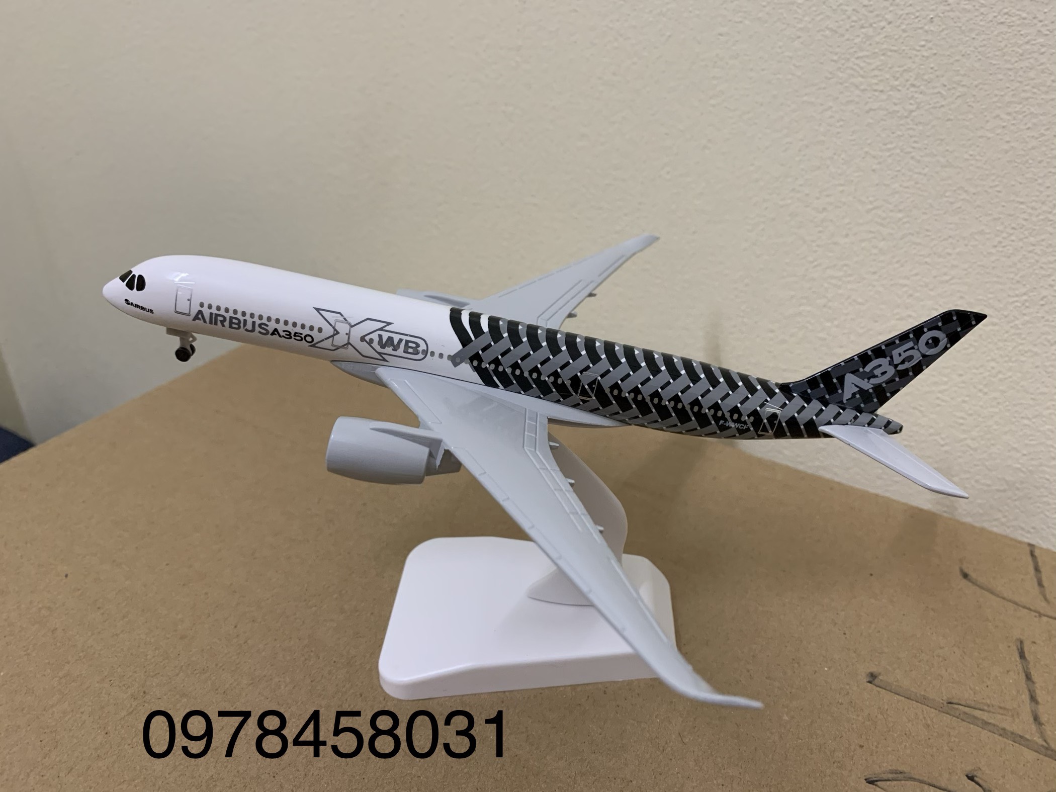 Mô Hình Máy Bay A350 18cm có bánh xe