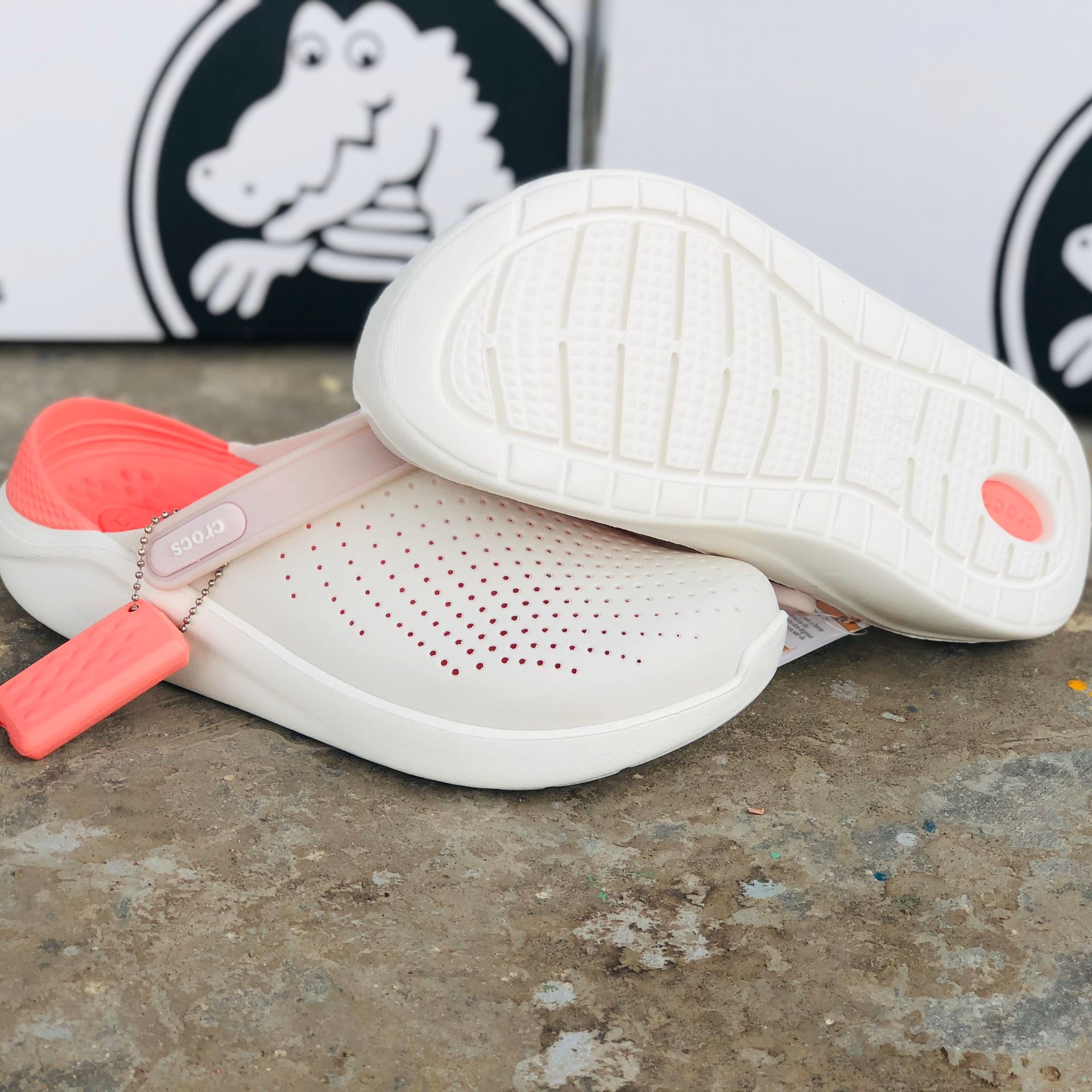 Giày xăng đan sandal nam nữ chống nắng mưa, dép cá sấu cross literide quai ngang bít đầu màu trắng hồng