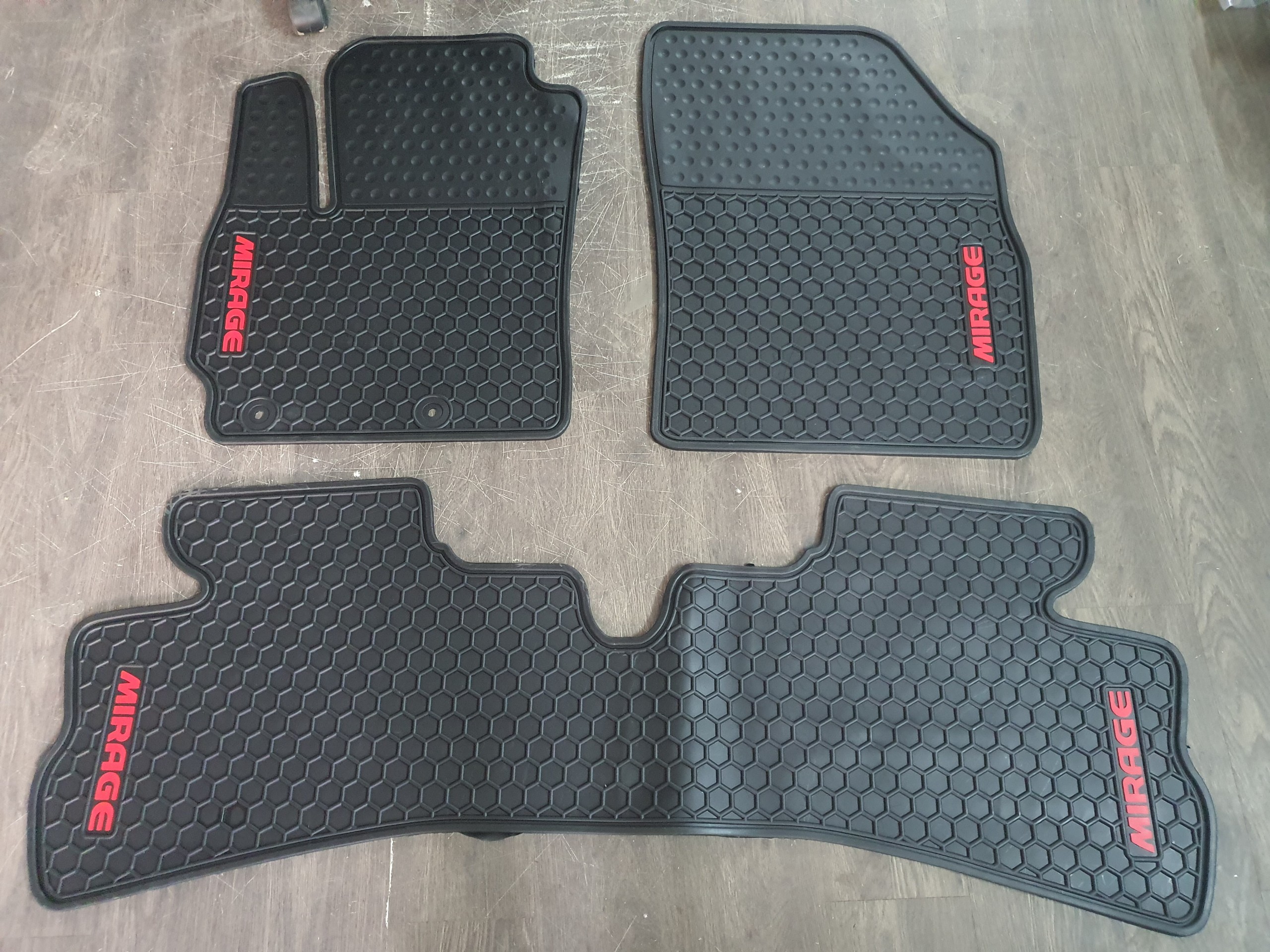 Thảm trải sàn trong xe Mitsubishi Mirage