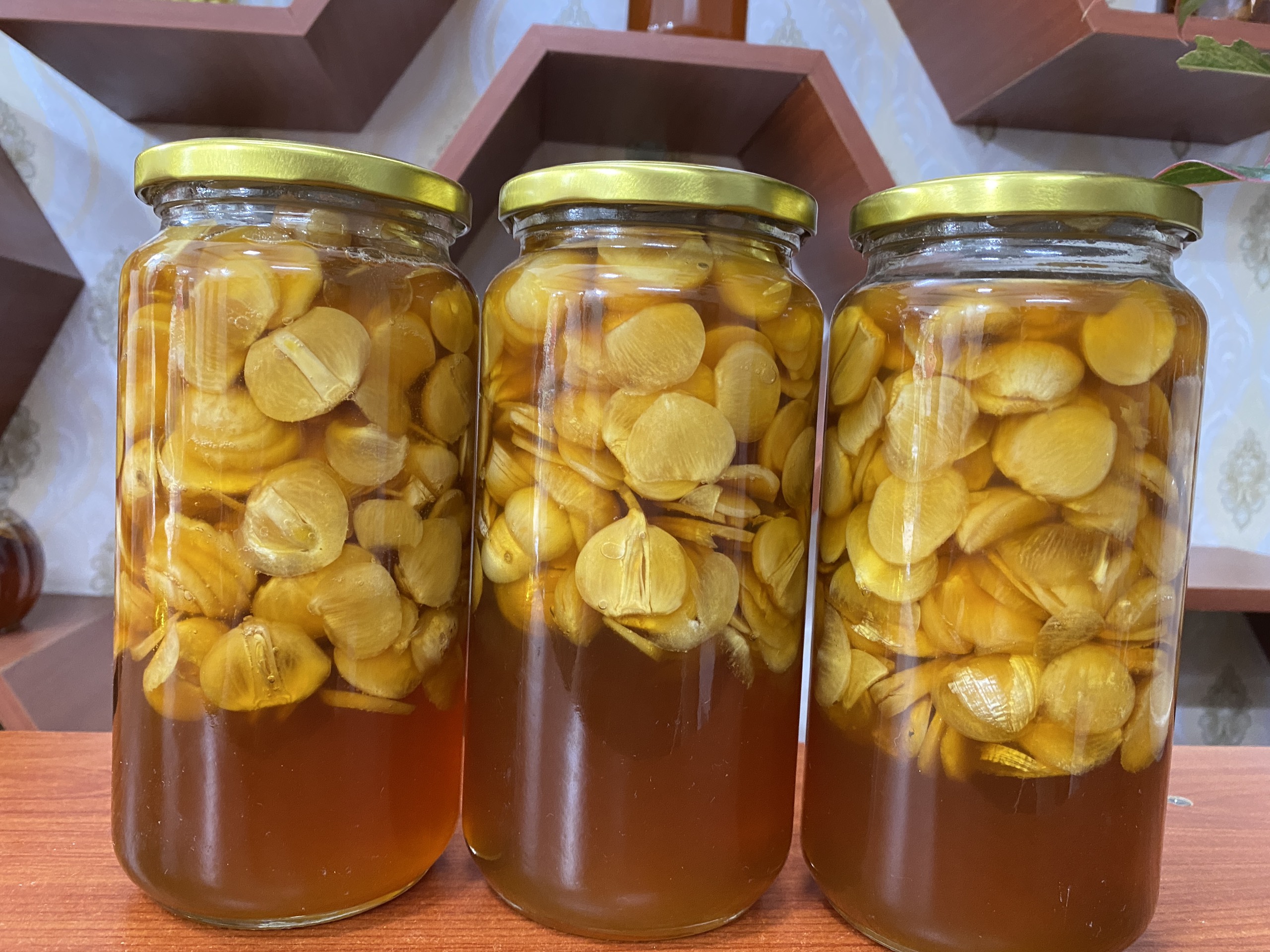 Tỏi cô đơn ngâm mật ong