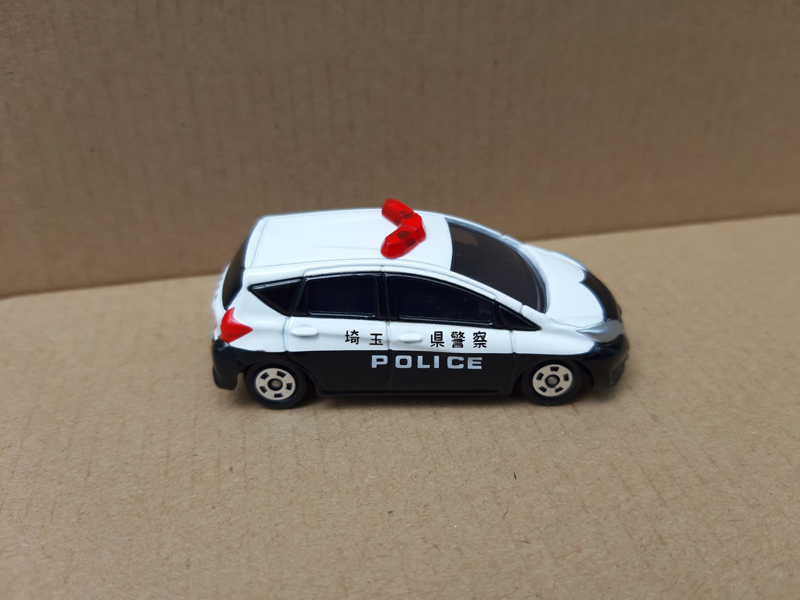 Xe mô hình Tomica (CH) - Xe C.Sat Nissan Note bằng kim loại cao cấp - dùng sơn tĩnh điện màu trắng giá rẻ cho bé