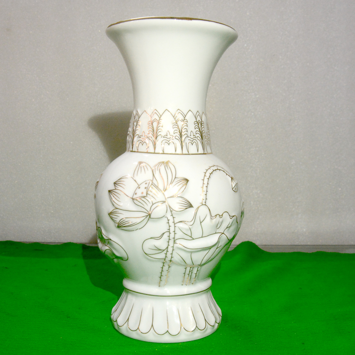 Bình hoa thờ cúng bàn thờ hoa sen trắng