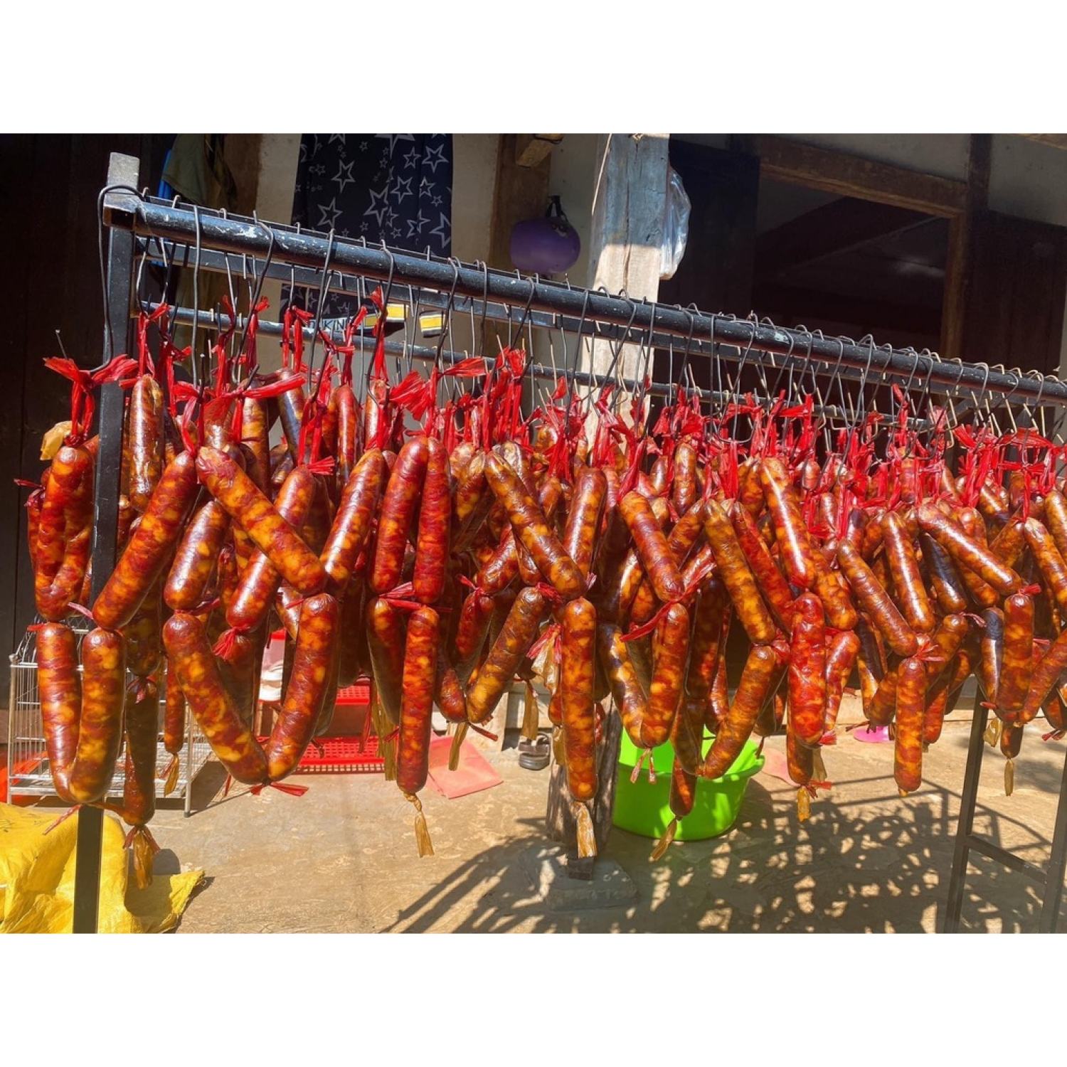 Lạp xưởng gác bếp, đặc sản lạp xưởng hun khói khô Tây Bắc. Lạp sườn Tây Bắc ngon thượng hạng