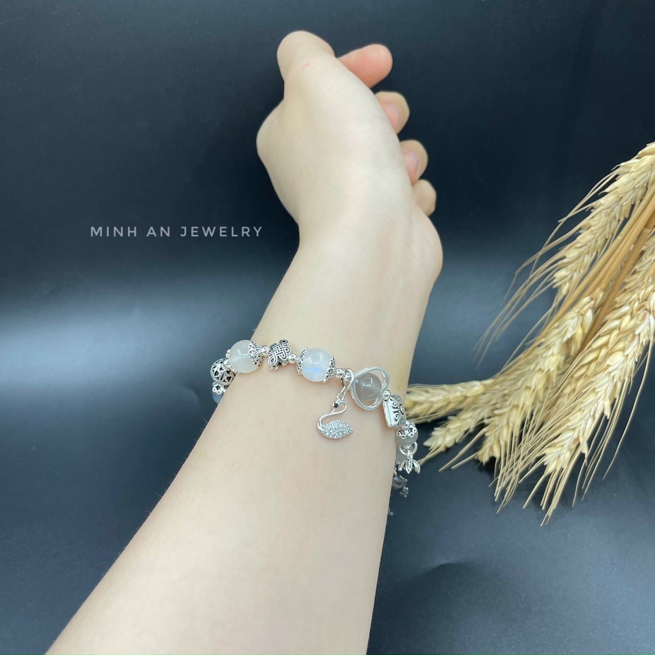 [HN]Vòng tay phong thủy đá mặt trăng và đá thạch anh khói 8mm mix charm bạc cá heo mệnh kim thủy Minh An Jewelry shop