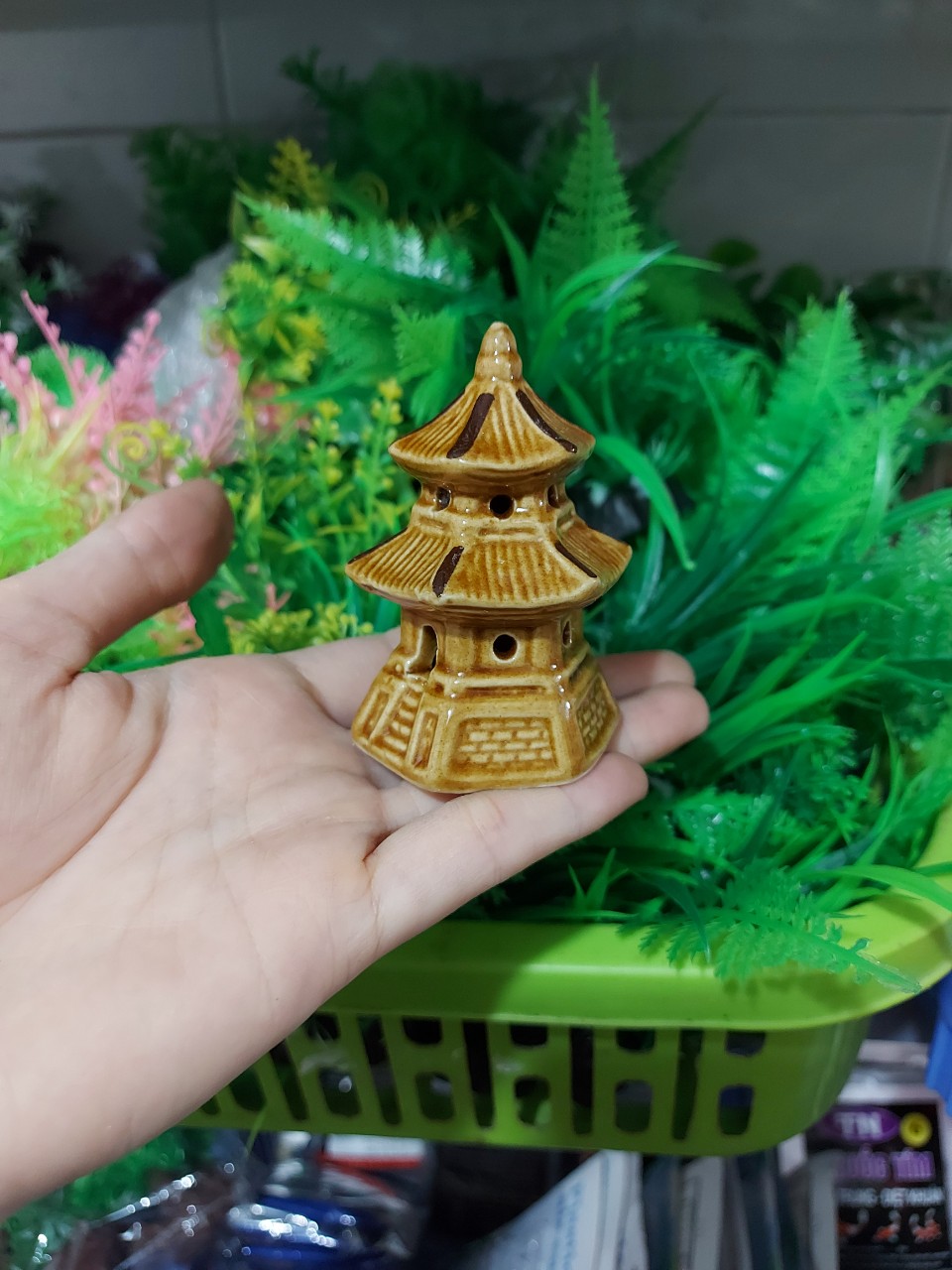 Phụ kiện trang trí bể cá: tháp bé