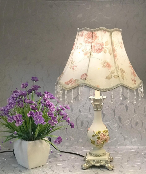 Đèn để bàn mb8124 thân sứ cao cấp, chao vải hoa