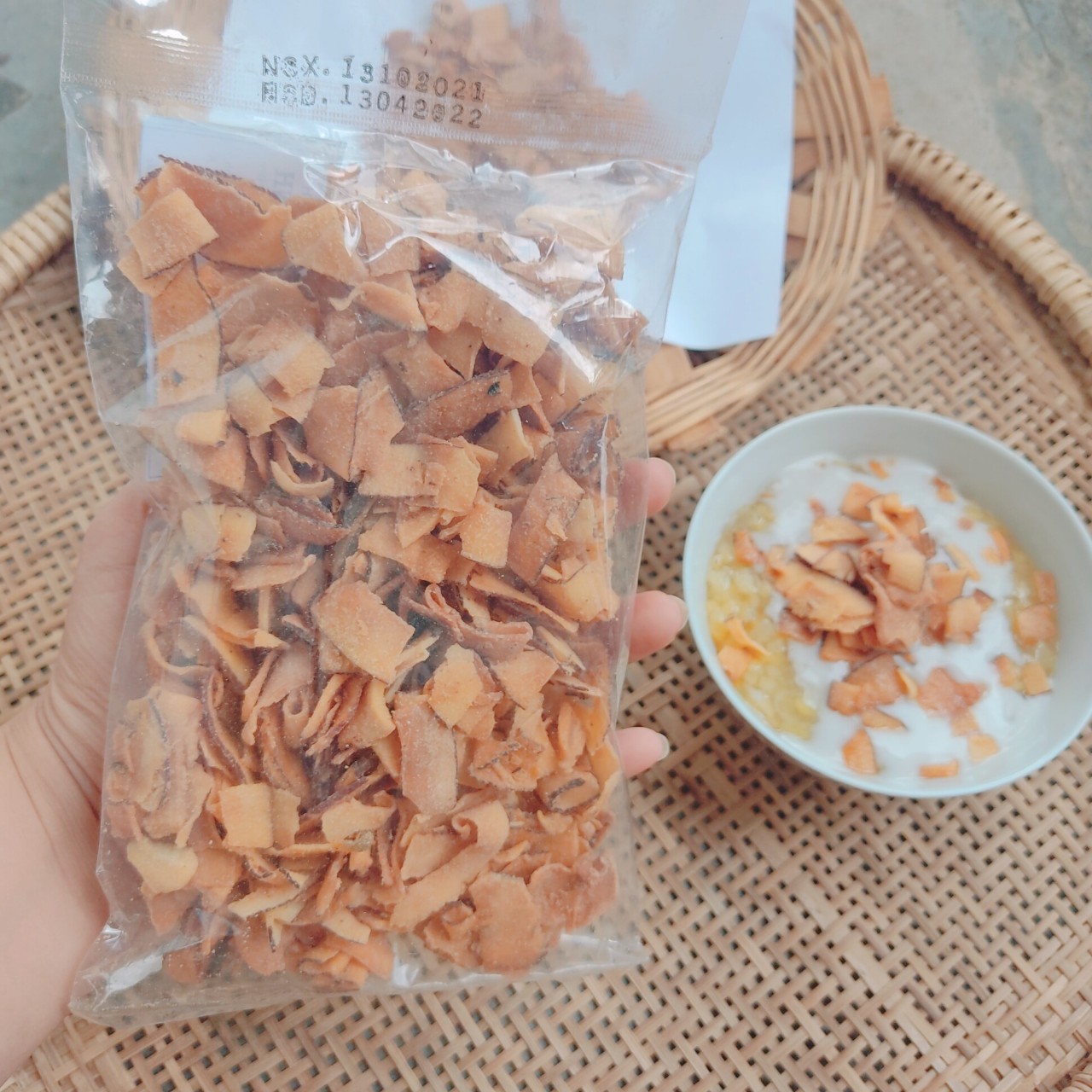 Dừa sấy khô, dừa khô sấy giòn thơm ngon đặc sản dừa Tam Quan Bình Định gói 180gr - Ảnh thật