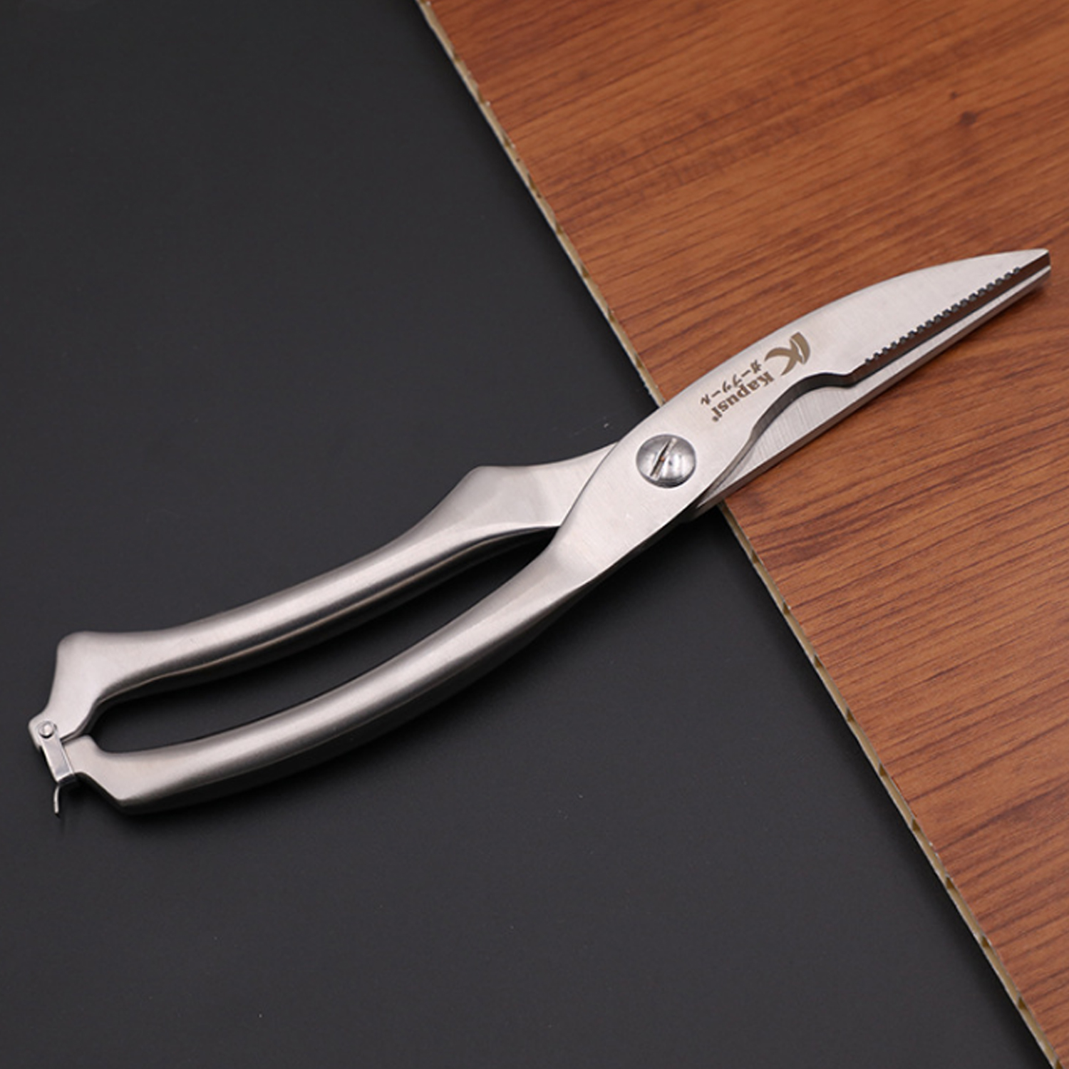 Kéo cắt gà cao cấp Kéo được làm bằng inox, cực bền và sắc, cho phép cắt chính xác và gọn ghẽ xương, thịt và sụn gia cầm mà không dính thịt hoặc xương vụn