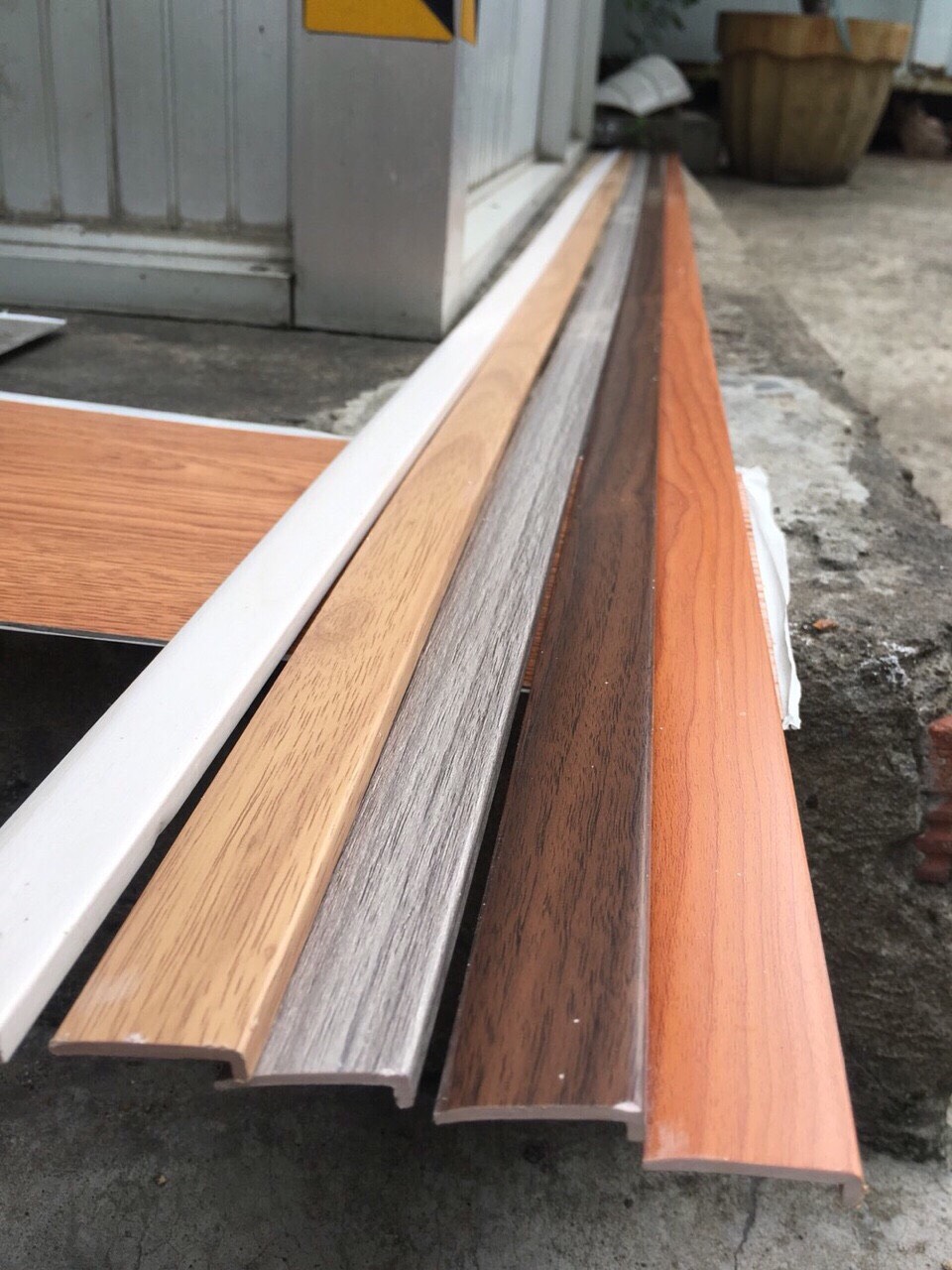 1 cây nẹp, dài 2m7, nẹp sàn nhựa. nẹp mép cửa, nẹp kết thúc sàn