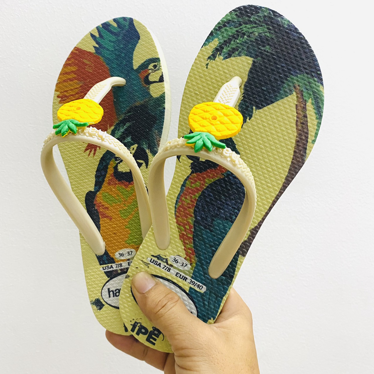 dép nữ xỏ ngón chữ T trái thơm 3D hình két vàng