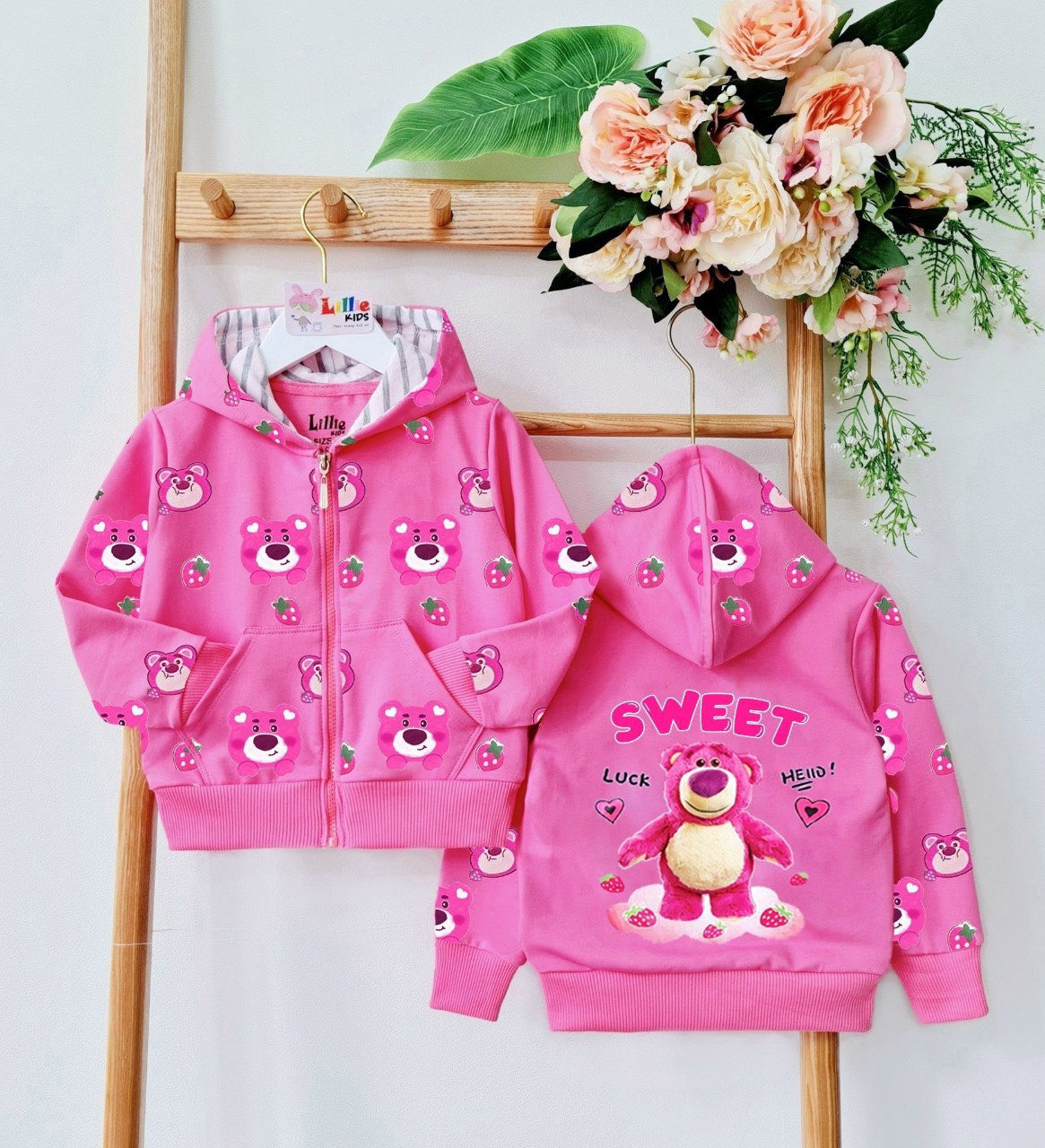 Áo khoác gấu dâu dành cho bé gái từ 10kg-38kg/ Áo khoác bé gái hình gấu dâu hottrend xinh xắn mẫu mới. Áo khoác gấu dâu