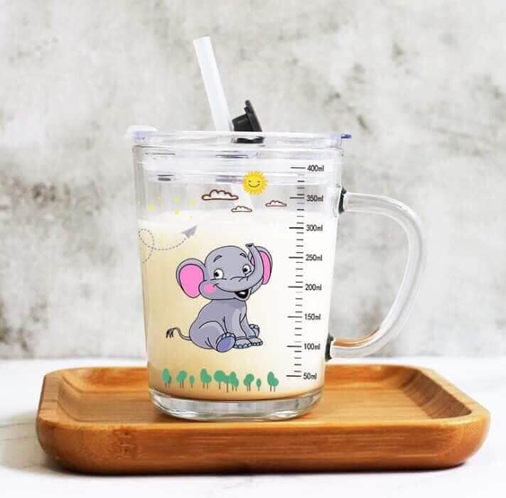 Ly uống nước bằng thủy tinh chịu nhiệt in hình ngộ nghĩnh, thân cốc có chia vạch tiện lợi khi pha sữa cho trẻ em (kèm nắp đậy và ống hút silicon mềm) HÀNG HÓT 2020