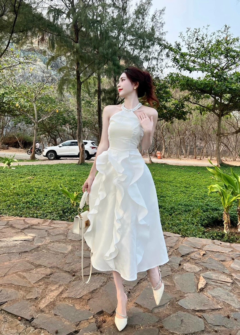 Đầm nữ tiệc cổ yếm đính cườm ôm eo dáng dài phối tua gợn sóng chất tapta dày dặn