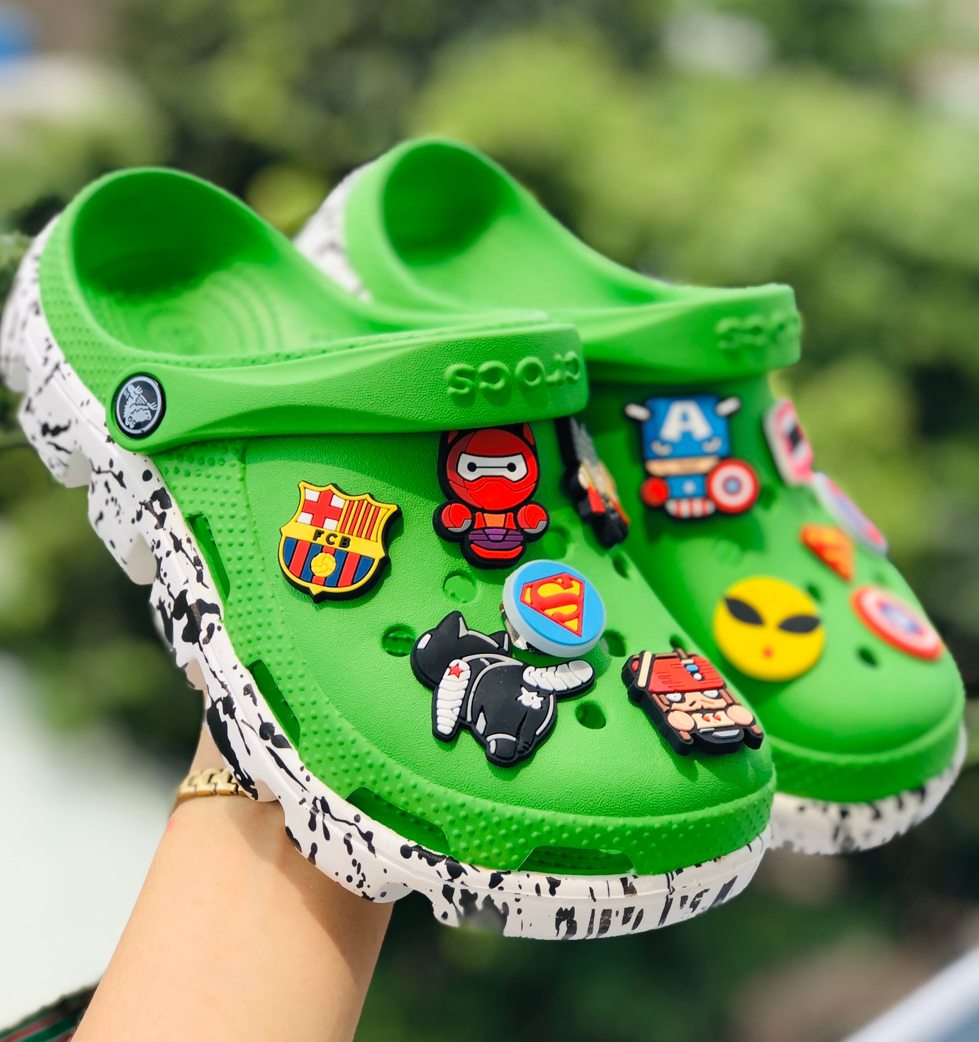 Dép sục Crocs duet xanh lá đế vẩy sơn nam và nữ , cá tính siêu nhẹ đi mưa đi nắng thoải mái chống trơn trượt, có nhiều lỗ thoát hơi thông thoáng, tặng kèm 12 jitbitz và hộp hãng - có hình thật và video tự quay