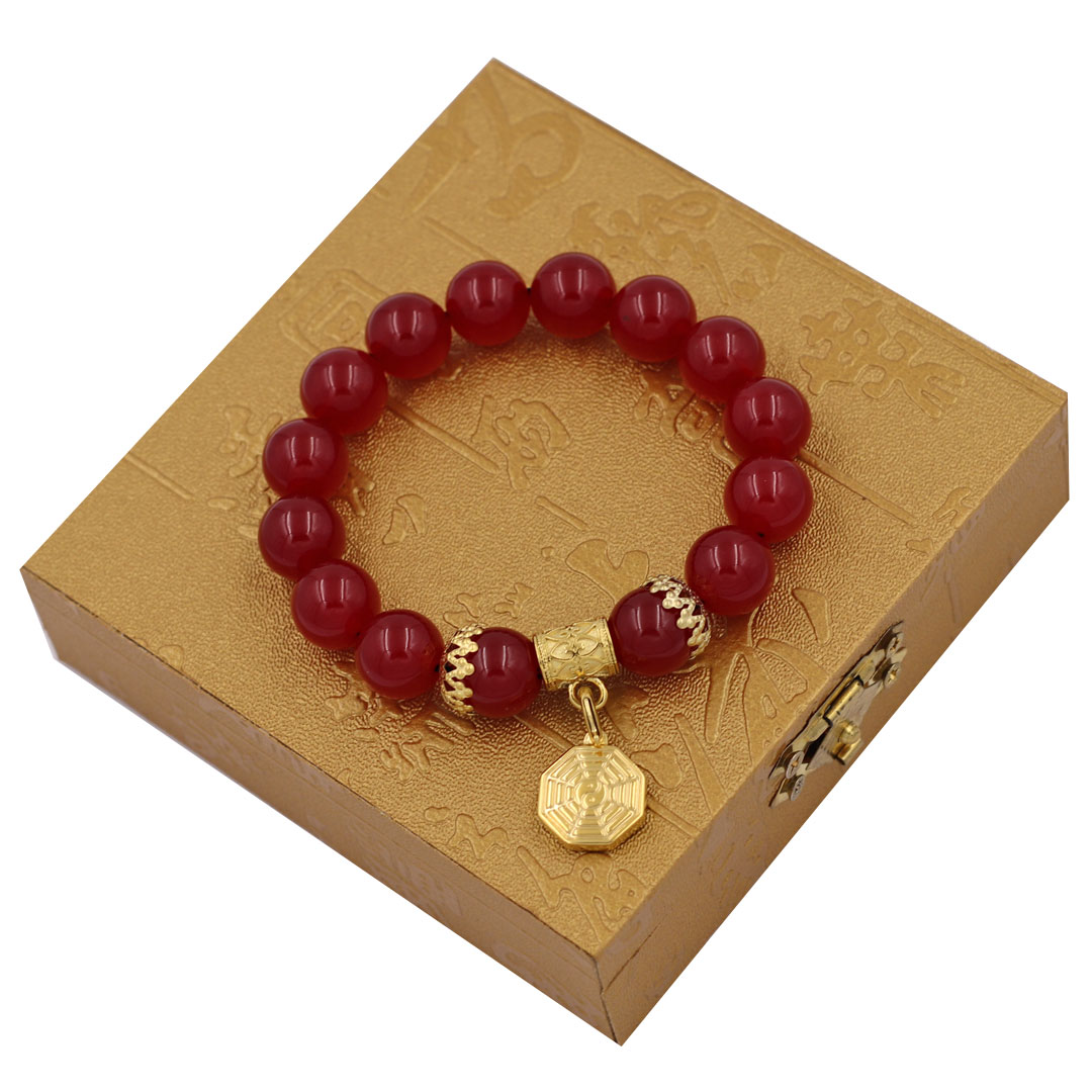 Vòng tay đá thạch anh đỏ 12 ly - charm bát quái vàng vtaobqhkv12 hộp gỗ