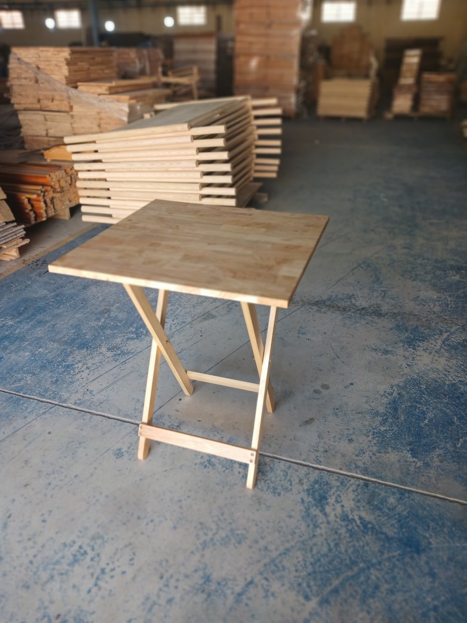Bàn xếp gọn 60* 60*74cm,  gỗ cao su , maù tự nhiên của gỗ,  đã thông qua sấy tẩm chống mối mọt, chịu nước, tốt bền hơn nhiều so gỗ thông và MDF