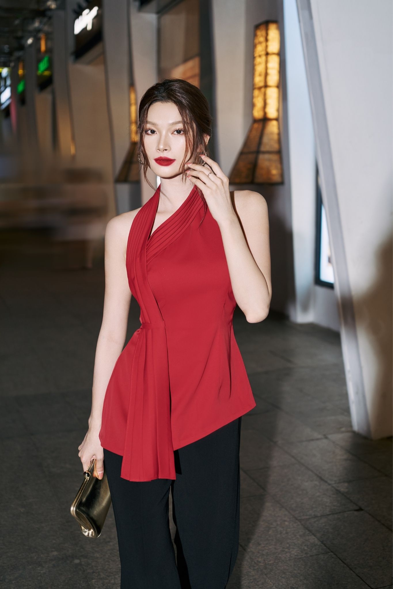 Vella Fashion - Áo peplum lệch vai xếp ly, sơ mi công sở không tay VA24009