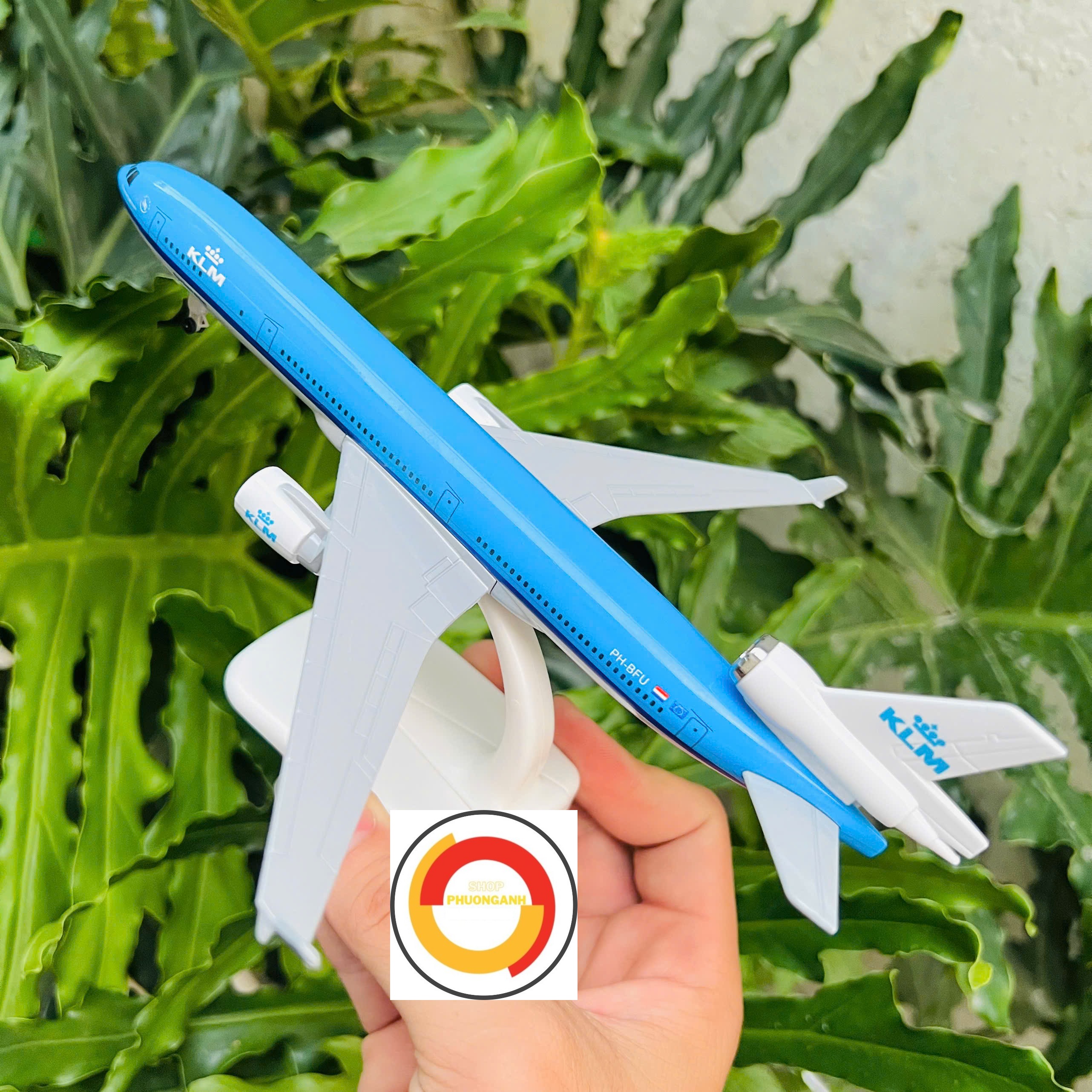Mô hình máy bay 3 động cơ phản lực Macdonnell MD-11 KLM tỉ lệ 1:400 (Full box có bánh xe)