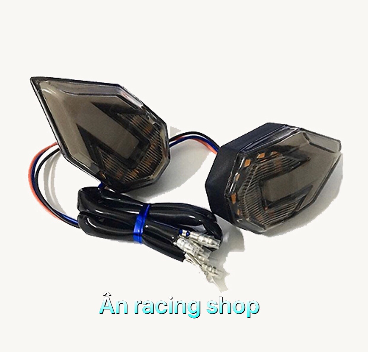 Đèn xi nhan xe kiểu mũi tên