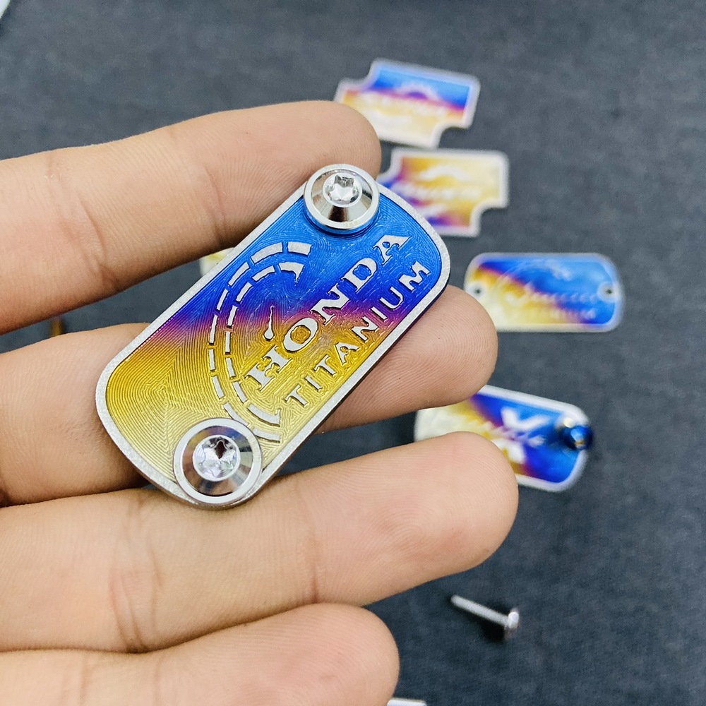 COMBO tem Titan gắp nắp bình dầu thắng dĩa trước xe SIRIUS, SIRIUS FI và 2 ốc GR5 5ly gắn nắp bình dầu (ốc Inox)