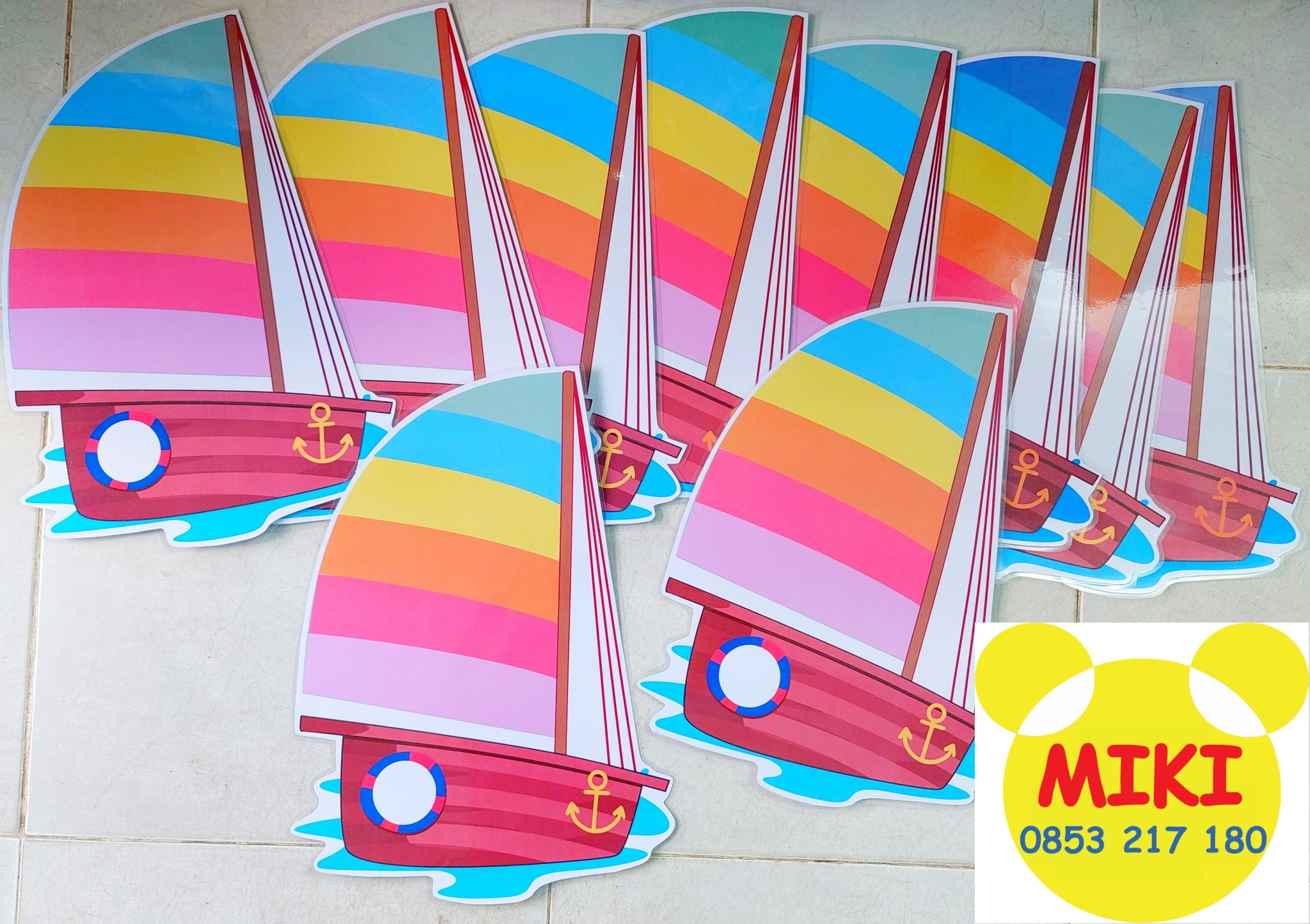 Thuyền buồm sắc màu