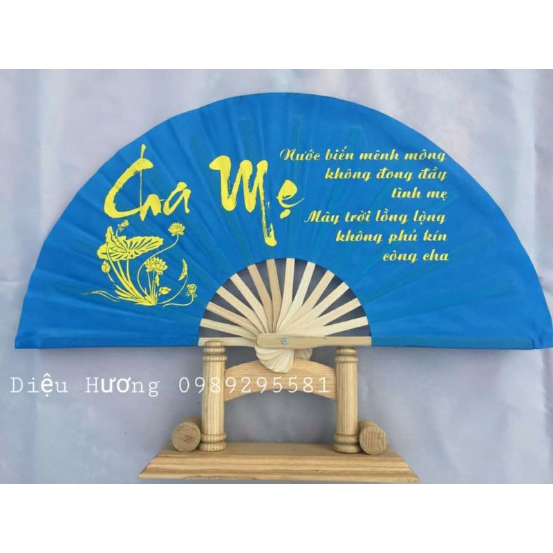 Quạt lụa thư pháp cầm tay .
