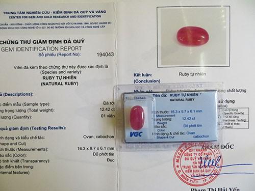 Mặt đá ruby tự nhiên màu đỏ phớt tím dài 1,63 x 0,97cm, nặng 12,42 ct ms194043
