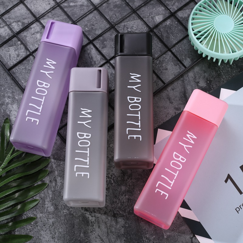 Bình nhựa đựng nước hình vuông, nhiều màu sắc có dây xách tiện lợi mang đi, dung tích 500ml