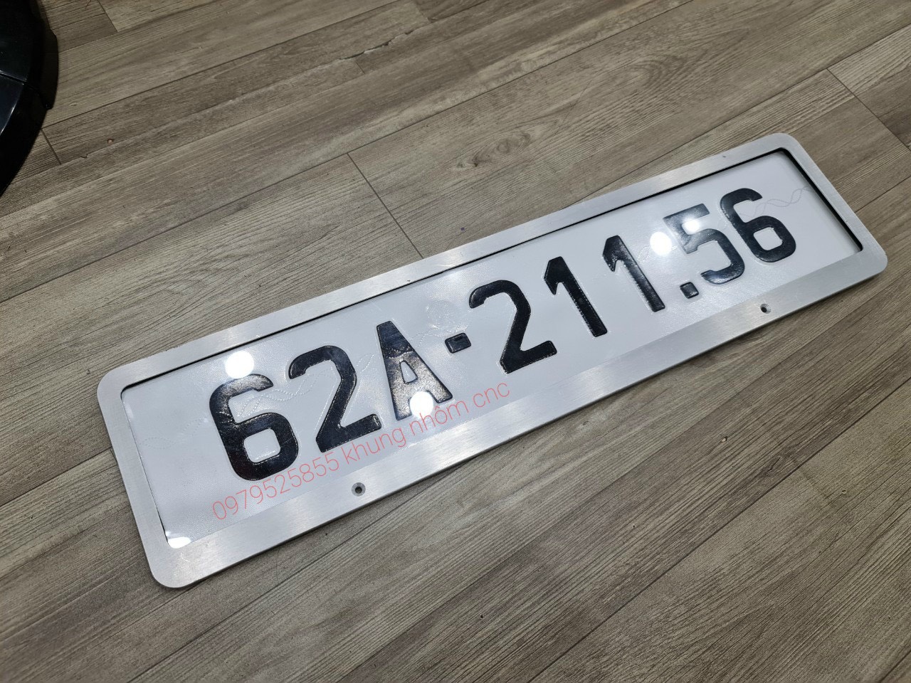 1 khung biển số nhôm cnc +đế inox 304