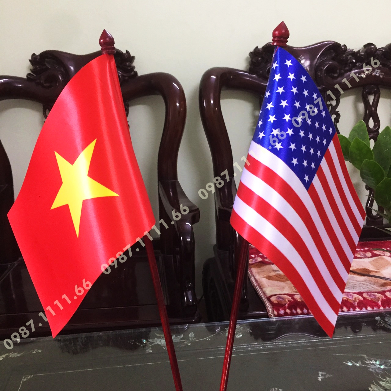 Cờ Để Bàn Làm Việc Đế gỗ cắm 2 cờ Việt Nam - Mỹ Chất liệu vải phi bóng in chuyển nhiệt