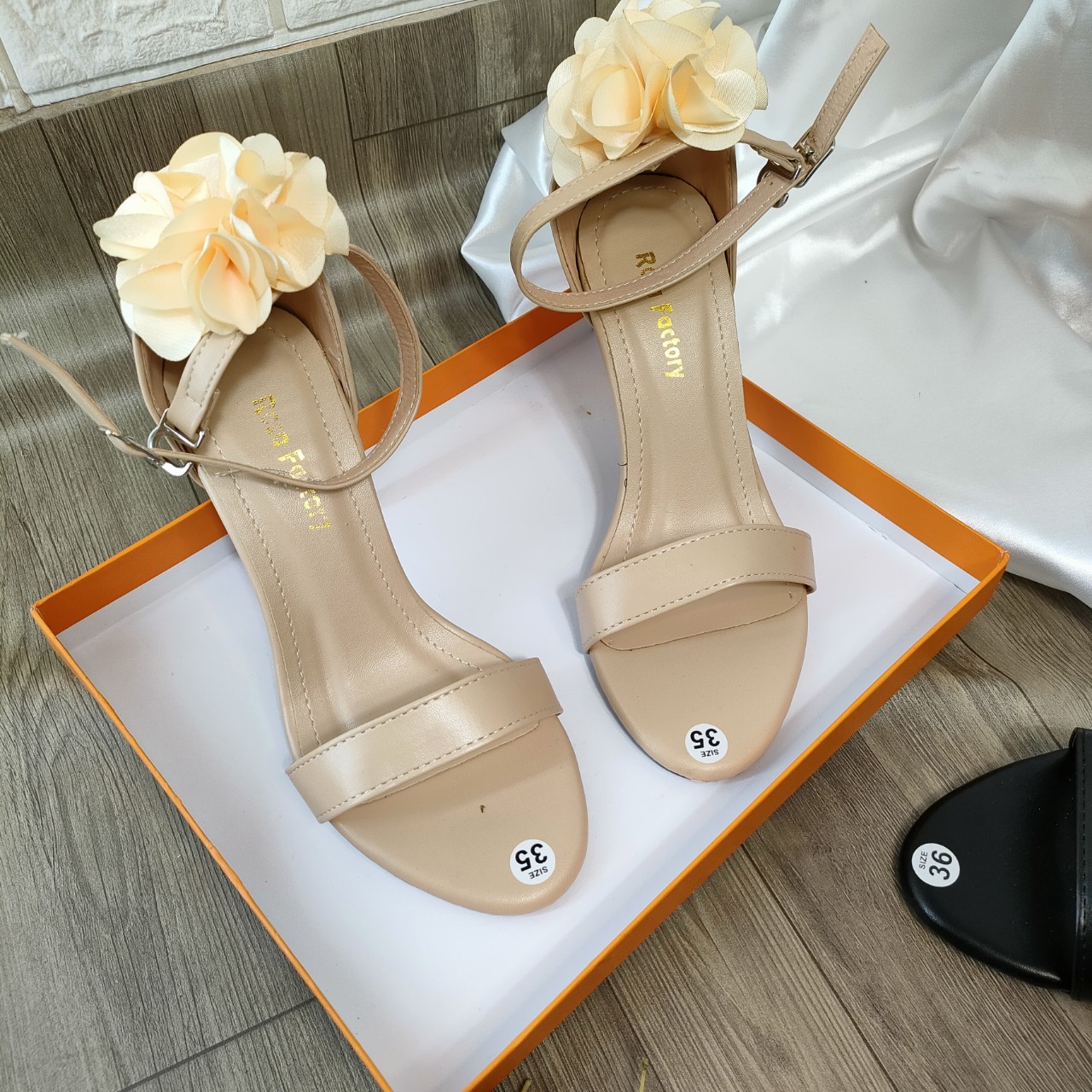 Giày hoa hồng gót nhọn sandal quai ngang cao 9p