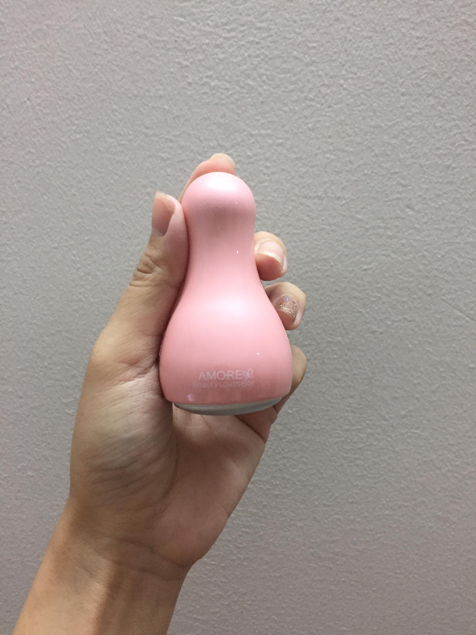 Thanh lăn đá lạnh amore pacific giúp nâng cơ trẻ hóa da se khít lỗ chân lông