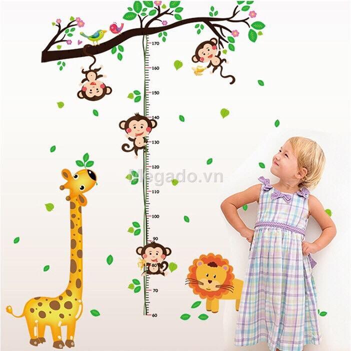 Decal dán tường mẫu thước đo hươu cao cổ và khỉ leo cây
