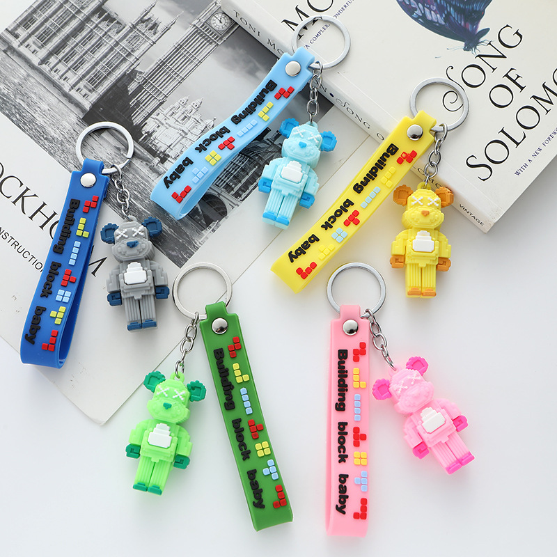 1 móc khóa gấu KAWS lego cực cute cho cặp đôi