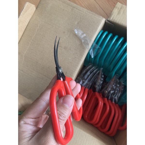 Kéo bấm chỉ mũi cong cán đỏ và xanh