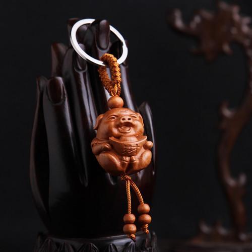 Móc khóa gỗ thủ công khắc hình heo ôm vàng may mắn, tài lộc