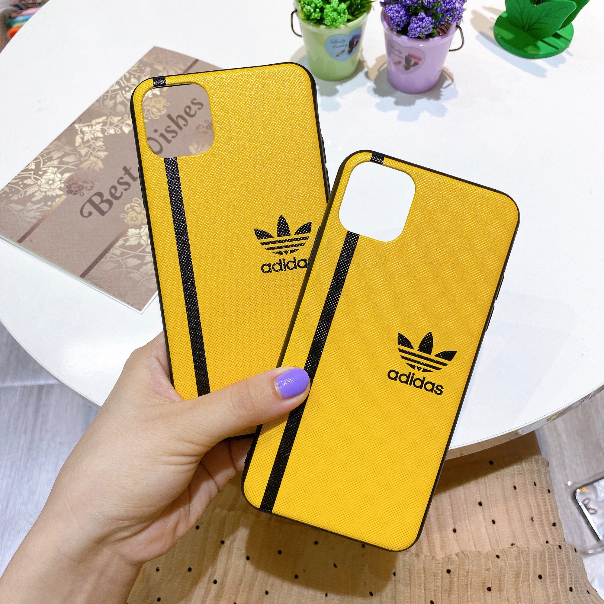 Ốp lưng iphone Adidas vân vàng