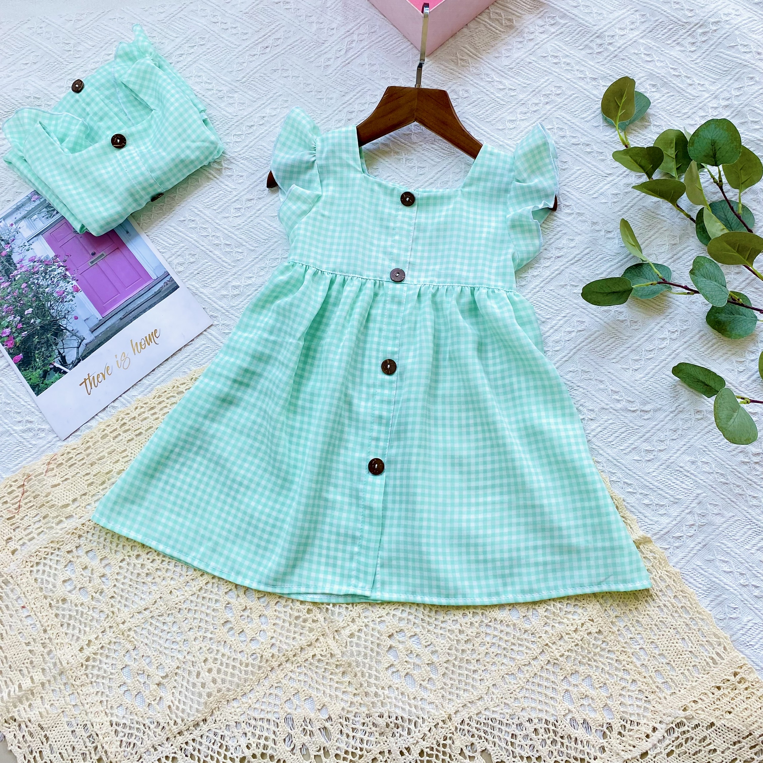 Đầm caro xanh cổ vuông trang trí nút, đầm hoa nhí vàng cổ nhún bèo HANDYKIDS