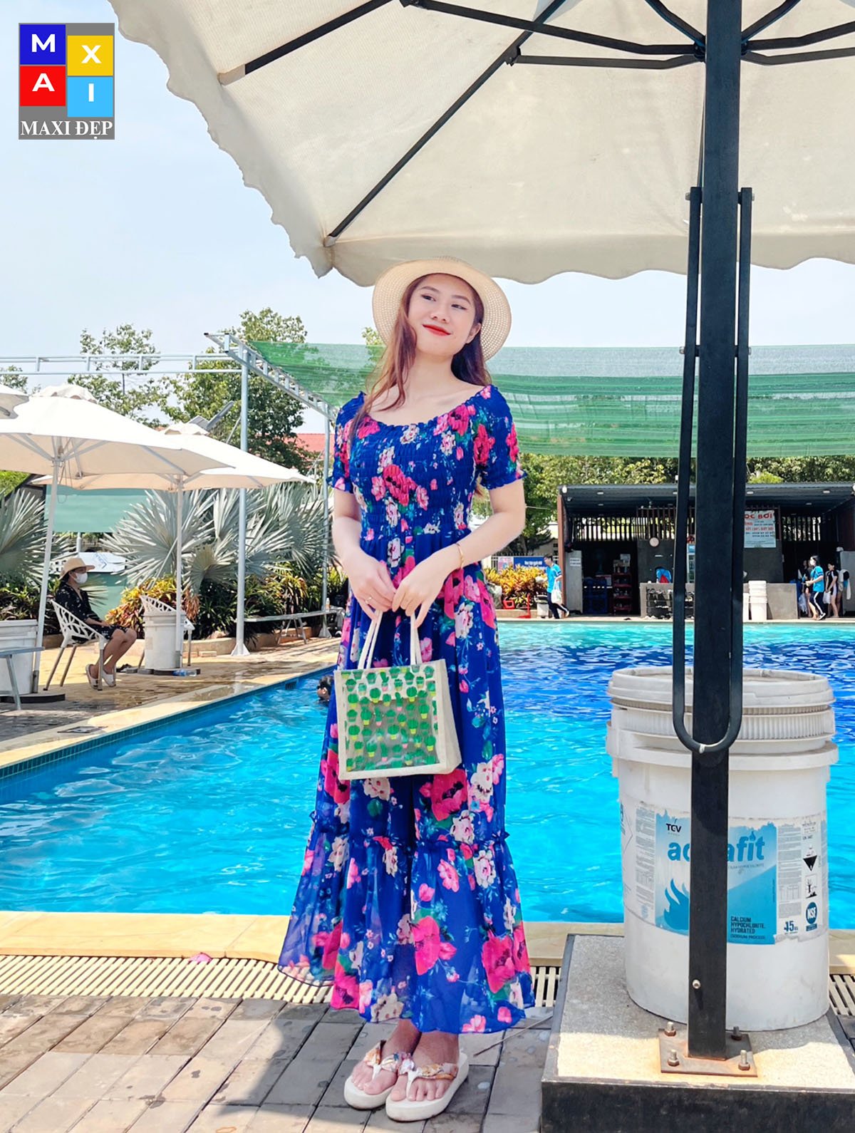 Đầm maxi trễ vai maxi đẹp hoa đỏ nền xanh dương freesize siêu xinh
