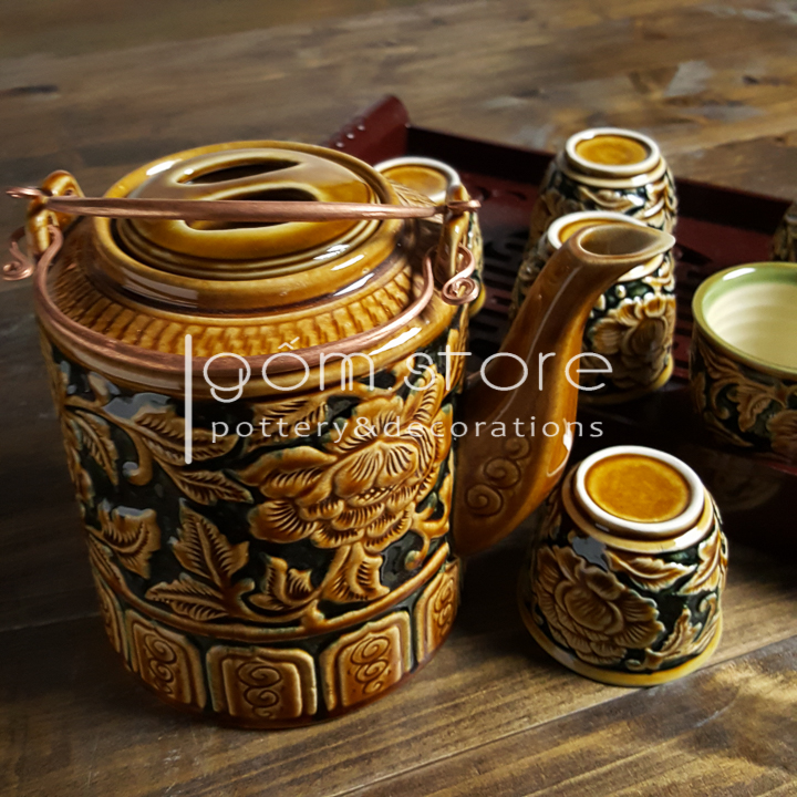 Bộ ấm trà Bát Tràng dáng tích khắc tay hoa dây nổi vàng cánh rán (Bộ ấm chén trên không kèm khay)