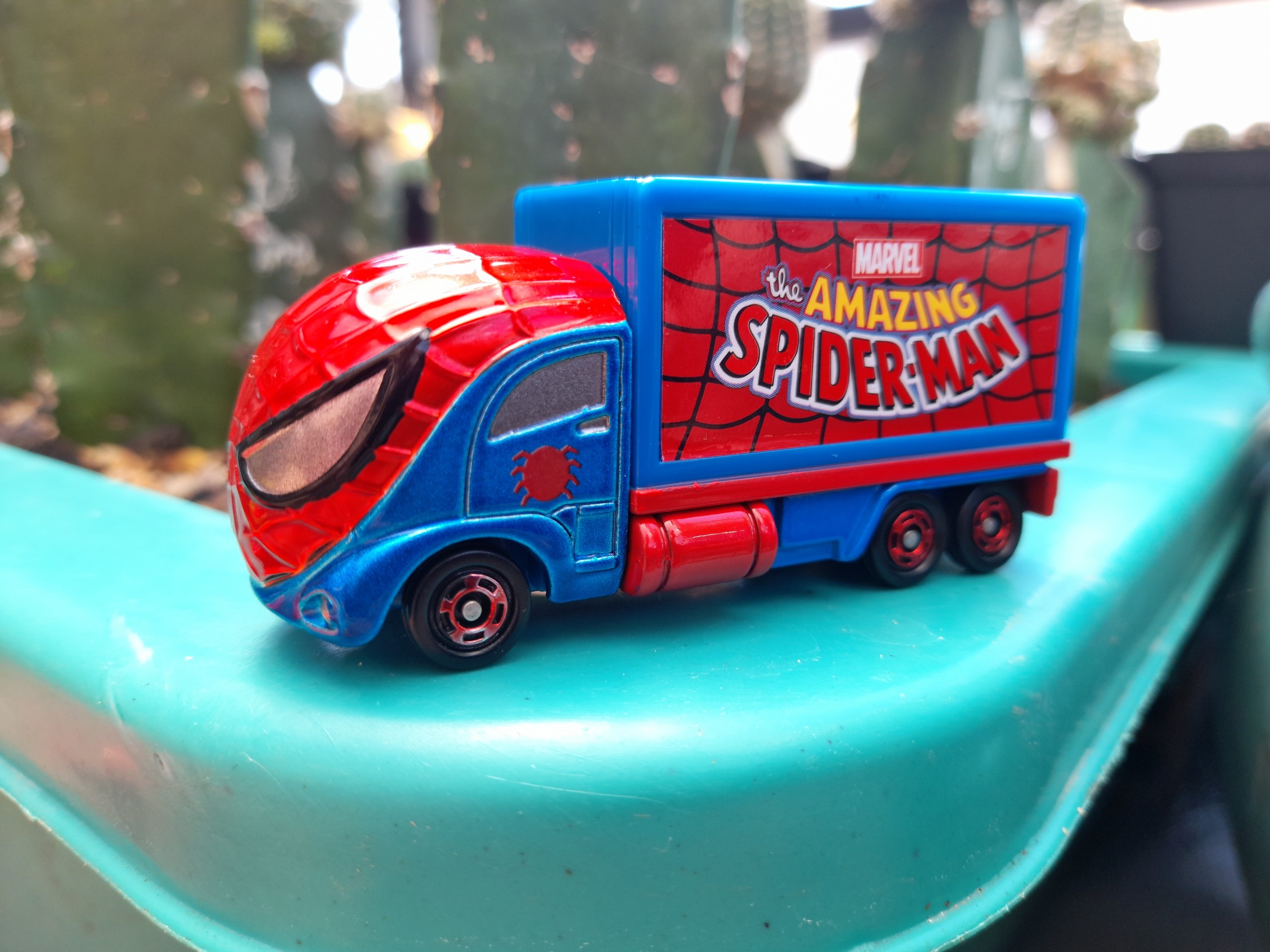 Xe mô hình Tomica - Xe Disney - Marvel - Spider Man màu đỏ bằng kim loại rất đẹp cho bé sưu tập