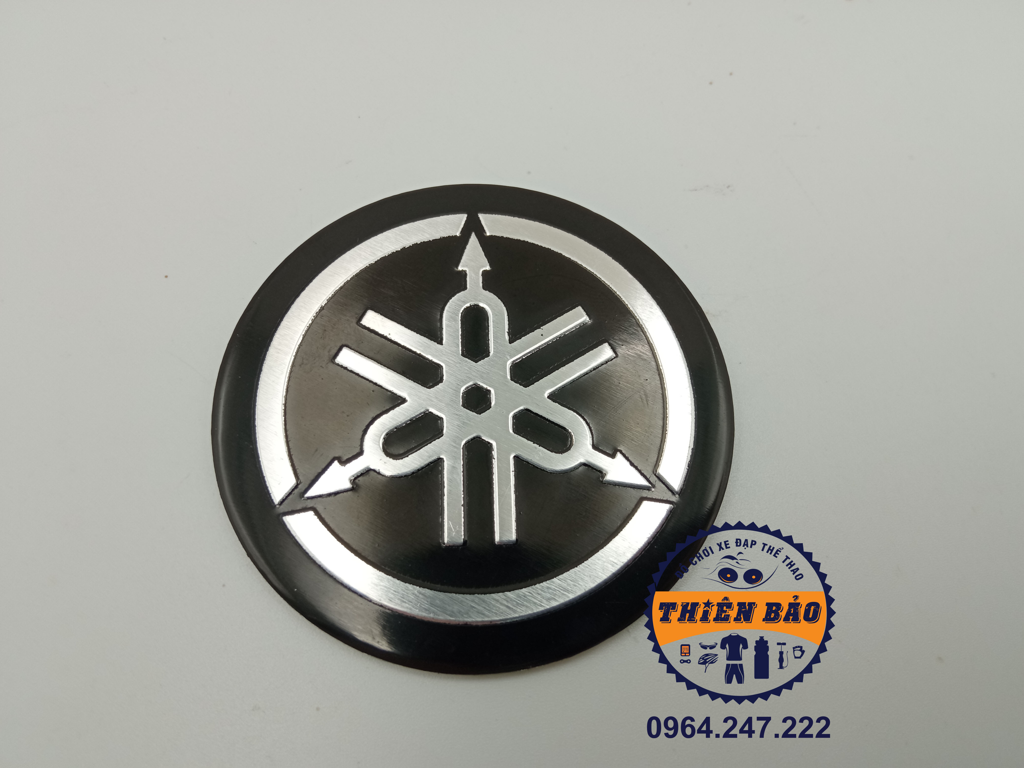 Logo nhôm dán xe máy, Tem dán xe Yamaha Decal dán xe tròn viền bạc #208