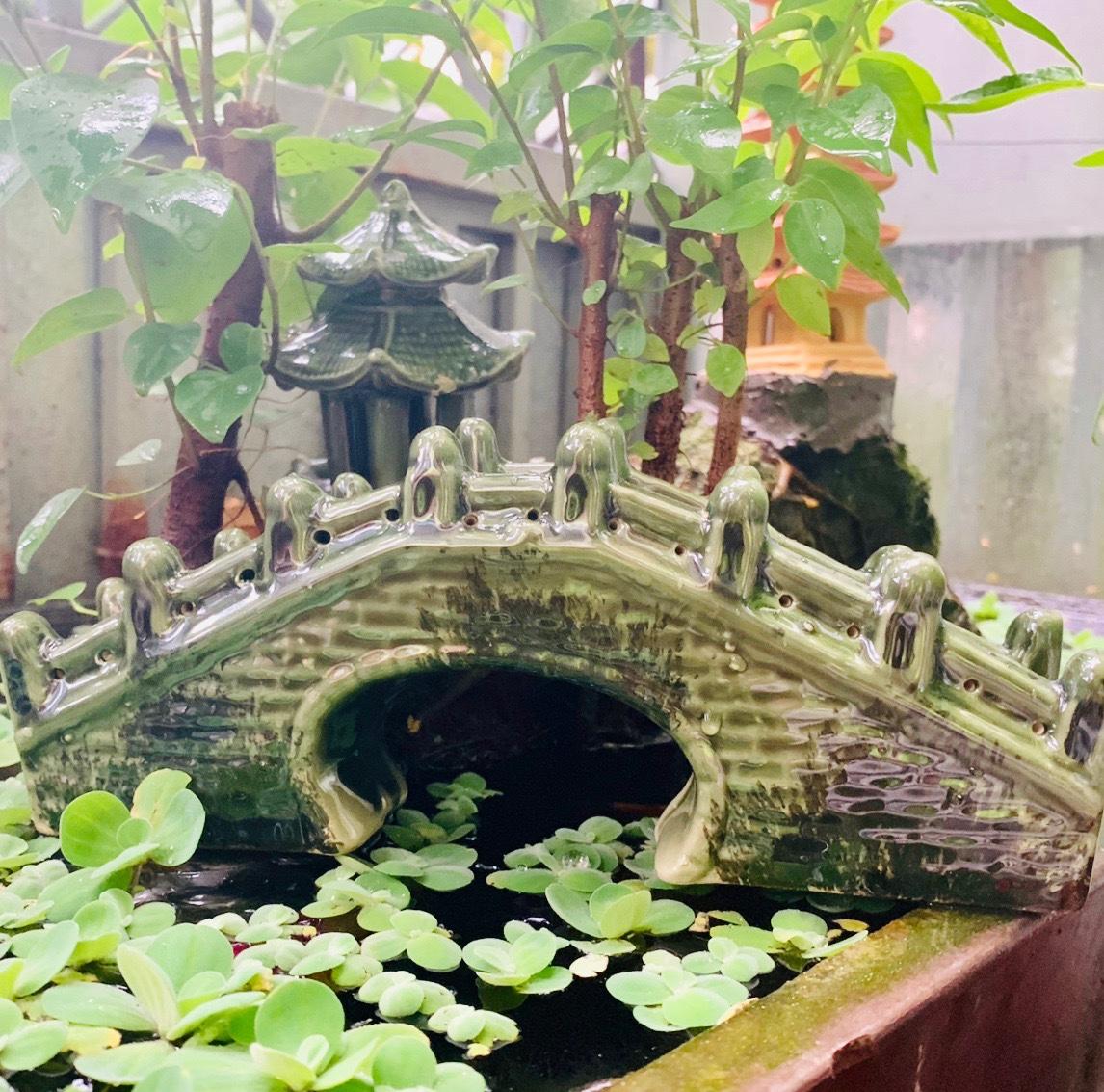 Cầu gạch tráng men xanh rêu trang trí hồ cá,bể cá-hòn non bộ