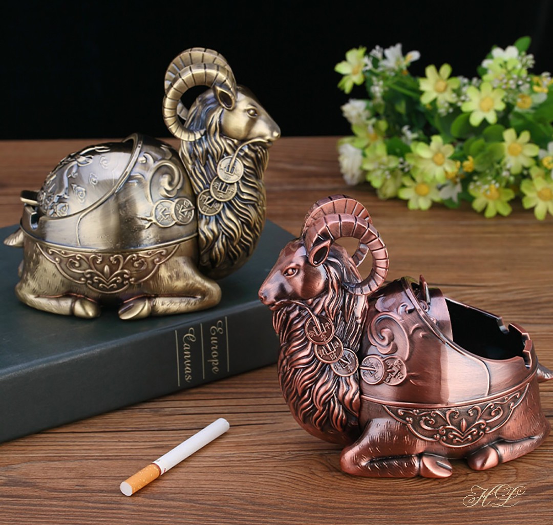 Gạt tàn hợp kim hình con dê hoa văn họa tiết cổ